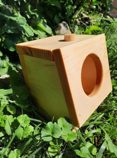 Hippity Hop Pet Shop Mini Hay Feeder for Rabbits & Guinea Pigs